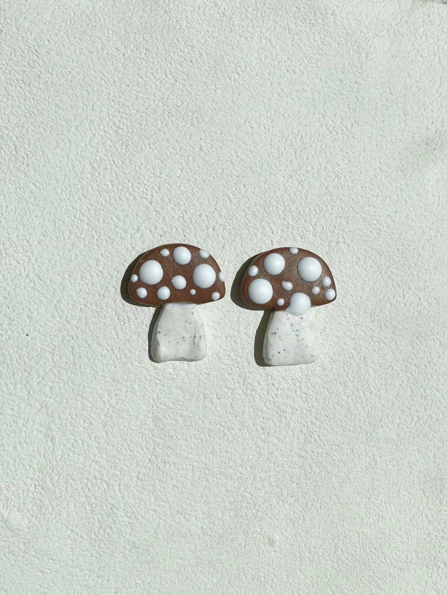 Mushroom Post Earrings (Brown)